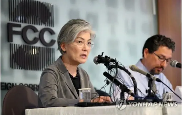 会見する康京和長官=３日、ソウル（聯合ニュース）