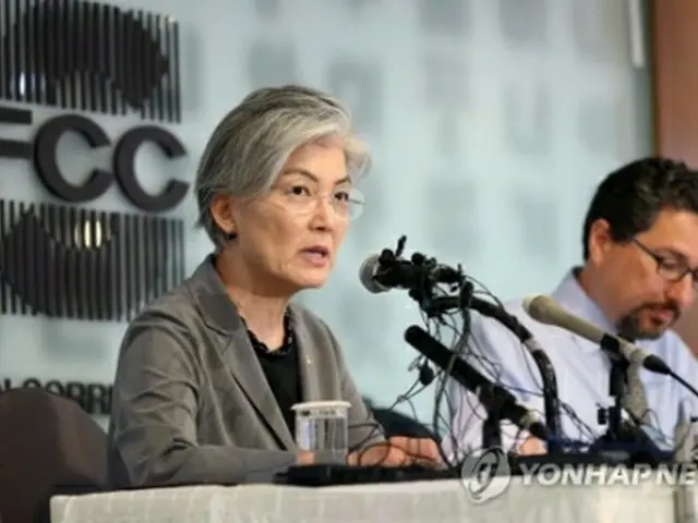 会見する康京和長官=３日、ソウル（聯合ニュース）