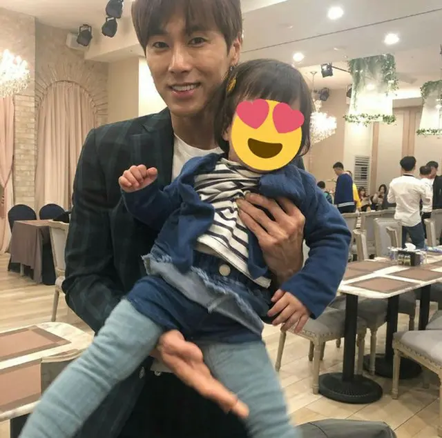 韓国ボーイズグループ「東方神起」メンバーのユンホが姪っ子の誕生日パーティーで見せた“情熱男”ぶりが話題になっている。（写真提供:OSEN）