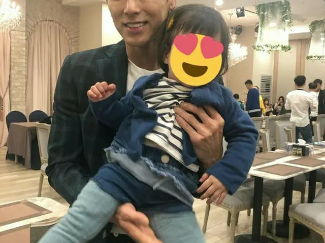 韓国ボーイズグループ「東方神起」メンバーのユンホが姪っ子の誕生日パーティーで見せた“情熱男”ぶりが話題になっている。(写真提供:OSEN)