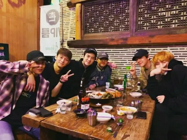 韓国ボーイズグループ「EXO」のメンバーたちが、XIUMINの入隊を前に固い友情を見せた。（写真提供:OSEN）