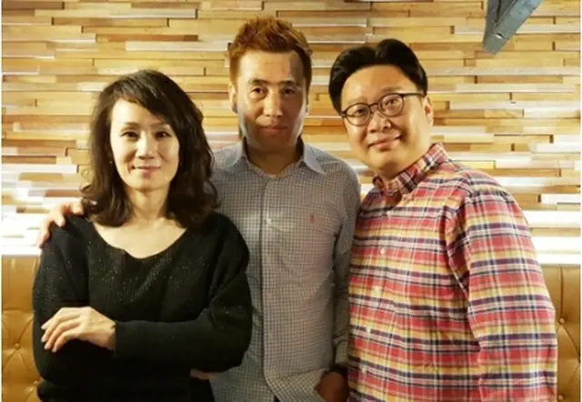 金秉址夫妻（左）と徐ギョン徳教授（徐教授提供）＝（聯合ニュース）