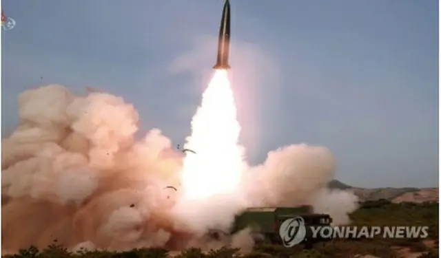 北朝鮮の朝鮮中央テレビは５日、金正恩氏の立ち会いの下、４日に火力打撃（攻撃）訓練を実施したと報じた＝（朝鮮中央テレビ＝聯合ニュース）