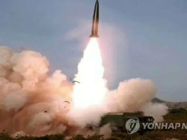 北朝鮮の朝鮮中央テレビは５日、金正恩氏の立ち会いの下、４日に火力打撃（攻撃）訓練を実施したと報じた＝（朝鮮中央テレビ＝聯合ニュース）