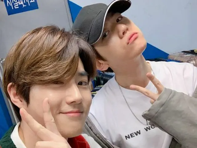 韓国ボーイズグループ「EXO」メンバーのSUHOが、BAEK HYUNの誕生日を祝った。（提供:OSEN）
