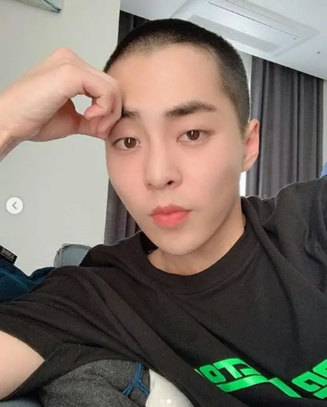 韓国ボーイズグループ「EXO」メンバーのXIUMINが、短髪姿を公開した。（提供:OSEN）