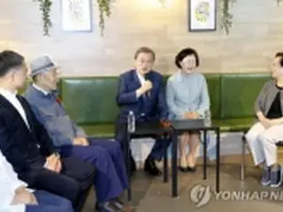 認知症「国家責任制」充実へ努力約束　拠点施設訪問し＝文大統領