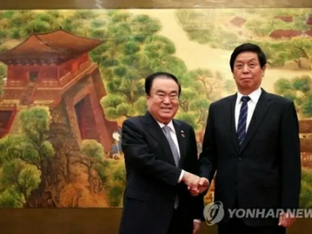握手を交わす文喜相国会議長（左）と栗戦書氏（国会提供）＝（聯合ニュース）