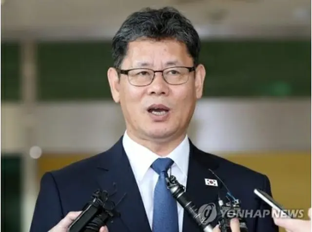 南北出入事務所で記者団の質問に答える金氏＝８日、坡州（聯合ニュース）