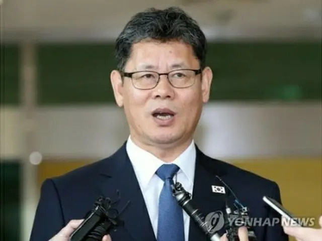 南北出入事務所で記者団の質問に答える金氏＝８日、坡州（聯合ニュース）