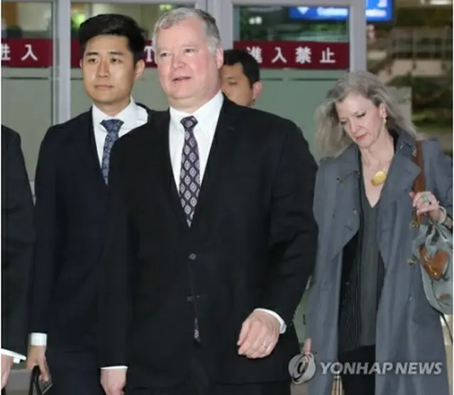 8日午後、金浦国際空港に到着したビーガン氏＝（聯合ニュース）