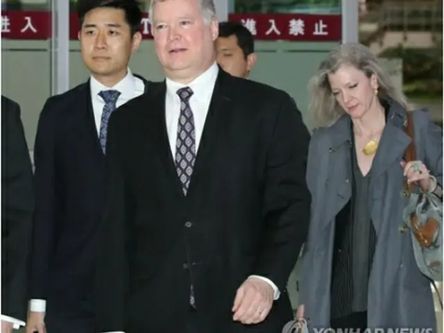 8日午後、金浦国際空港に到着したビーガン氏＝（聯合ニュース）