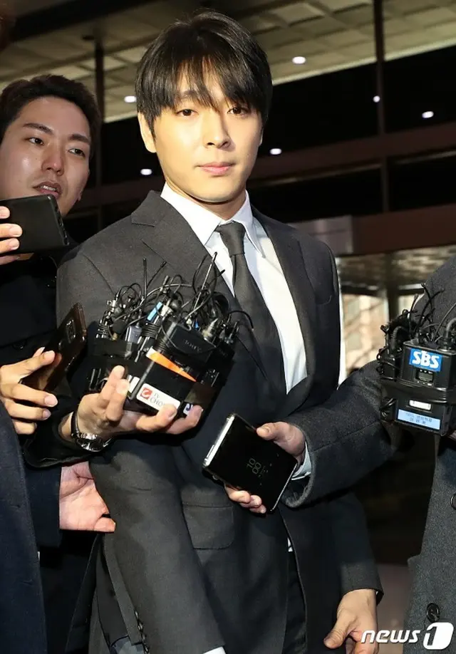 集団性的暴行容疑のチェ・ジョンフン（元FTISLAND）、令状審査に出席
