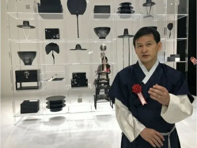 特別企画展「水墨の独白」の作品の前でインタビューに応じる東京・韓国文化院の黄星雲院長＝９日、東京（聯合ニュース）