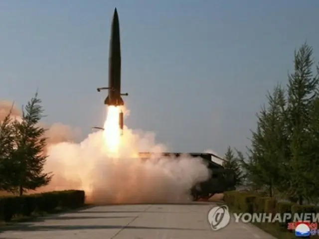 朝鮮中央通信は金委員長が立ち会った「火力打撃訓練」の写真を公開した＝（聯合ニュース）