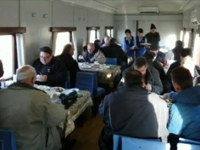 北朝鮮の観光列車内で食事する外国人旅行客（ウェブサイト・朝鮮観光より）=（聯合ニュース）