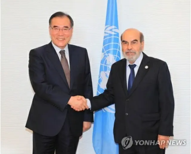 ３月１８日にローマで会談した李長官（左）とＦＡＯのダシルバ事務局長（農林畜産食品部提供）＝（聯合ニュース）