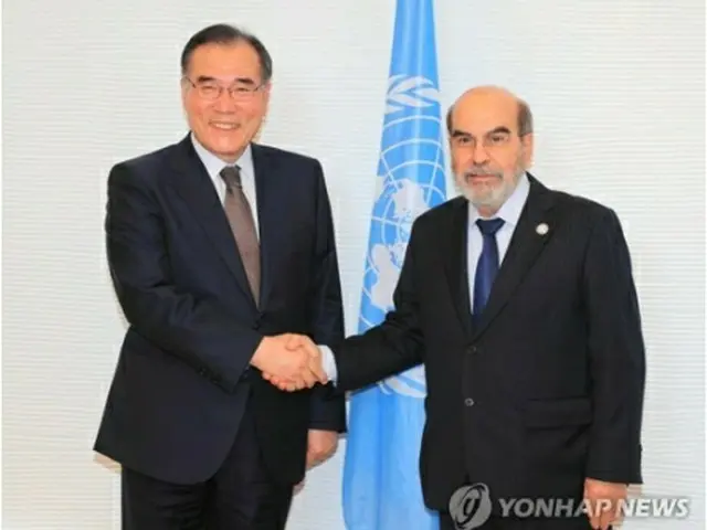 ３月１８日にローマで会談した李長官（左）とＦＡＯのダシルバ事務局長（農林畜産食品部提供）＝（聯合ニュース）