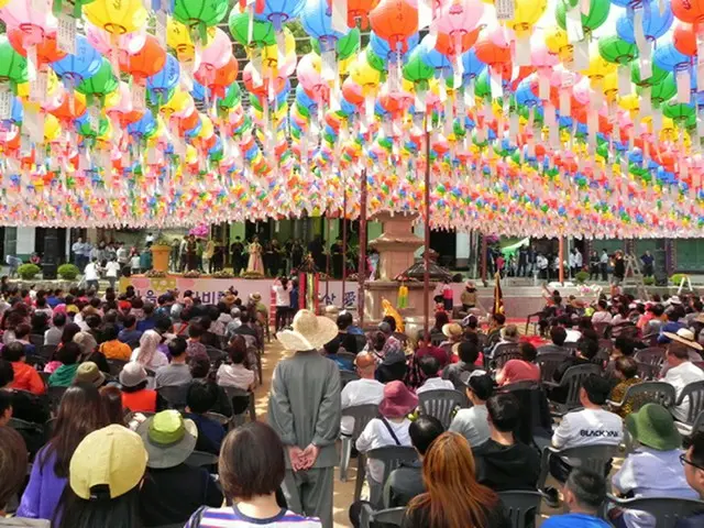 精進料理で有名な韓国・京畿道南楊州市にある奉先寺で12日、仏紀2563年のお釈迦様が来られた日（釈迦誕生日）に住職や僧侶、仏教徒7000人が出席した中、厳粛に奉祝法要がおこなわれた。（提供:WoW！Korea）