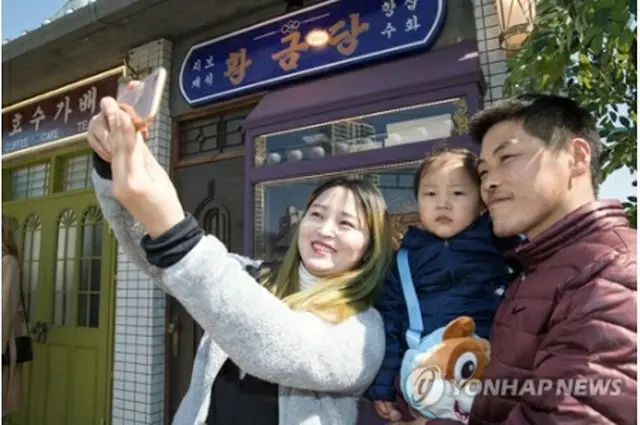 韓国を旅行するモンゴル人家族（資料写真）＝（聯合ニュース）
