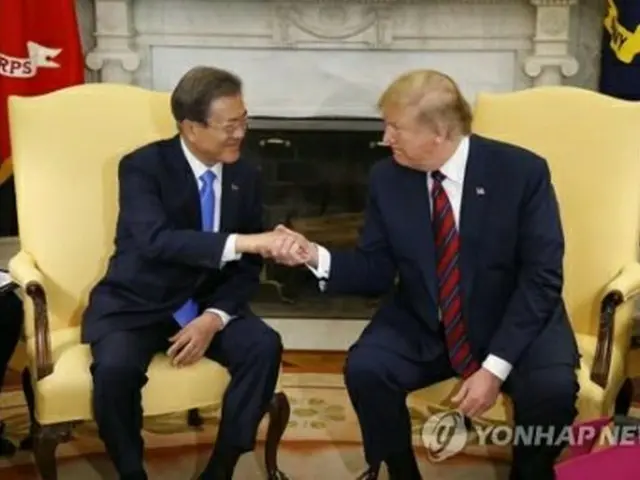 4月の韓米首脳会談で握手を交わす文大統領（左）とトランプ大統領（資料写真）＝（聯合ニュース）