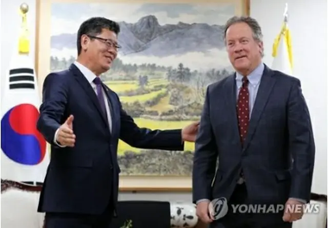 統一部の金錬鉄（キム・ヨンチョル）長官（左）は国連世界食糧計画（ＷＦＰ）のビーズリー事務局長と会談した＝１３日、ソウル（聯合ニュース）