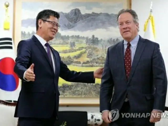 統一部の金錬鉄（キム・ヨンチョル）長官（左）は国連世界食糧計画（ＷＦＰ）のビーズリー事務局長と会談した＝１３日、ソウル（聯合ニュース）