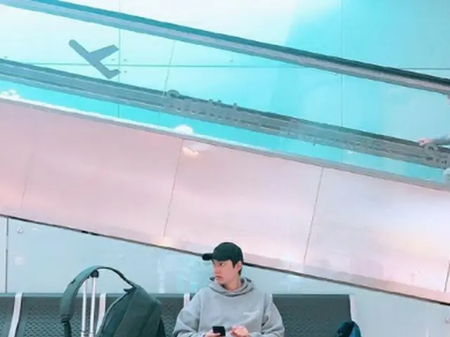 韓国俳優イ・ミンホが空港での近況ショット公開し、脚の長さが話題になっている。（写真提供:OSEN）