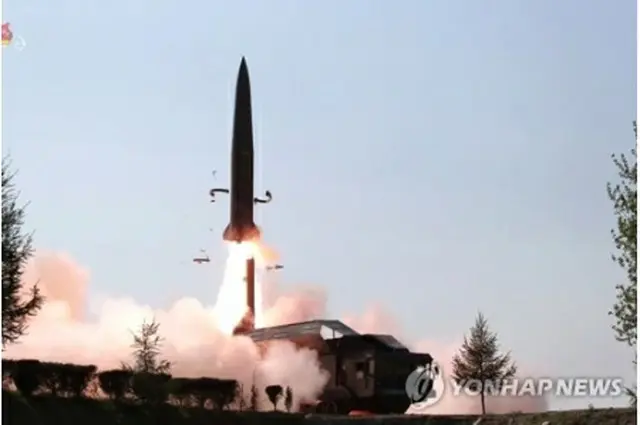 北朝鮮の朝鮮中央テレビは、金正恩（キム・ジョンウン）国務委員長（朝鮮労働党委員長）が９日に朝鮮人民軍の前方・西部前線防御部隊の火力打撃（攻撃）訓練を指導したと報じた。北朝鮮が公開した短距離ミサイルらしき飛翔体が発射される様子＝（聯合ニュース