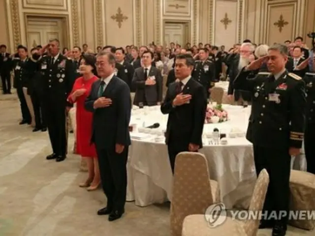 昨年１０月１日の「国軍の日」に合わせ、青瓦台で開かれた記念式典に出席した文大統領（手前左端）ら＝（聯合ニュース）