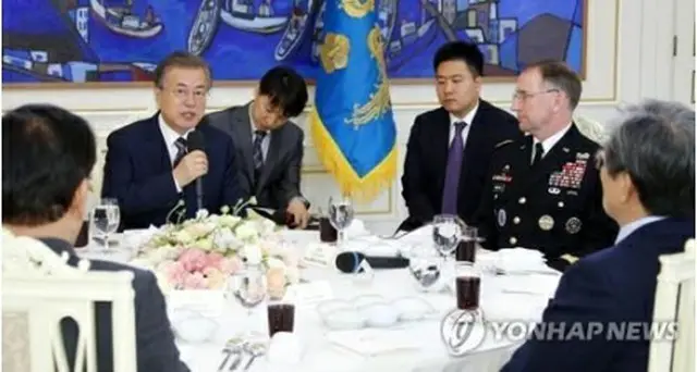 懇談会であいさつする文大統領＝２１日、ソウル（聯合ニュース）
