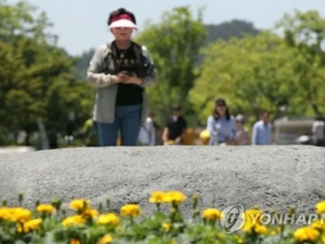 追悼式が行われる烽下村＝２２日、金海（聯合ニュース）