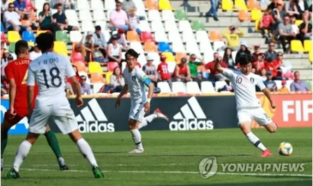 シュートを放つ韓国代表の選手＝２５日、ビエルスコビャワ（聯合ニュース）