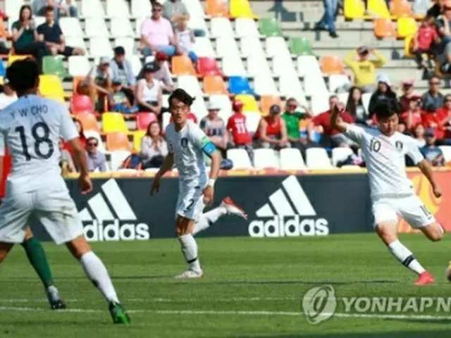 シュートを放つ韓国代表の選手＝２５日、ビエルスコビャワ（聯合ニュース）