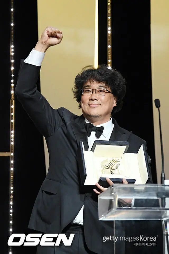 ポン・ジュノ監督の7作目の長編映画「パラサイト」が、カンヌ国際映画祭で最高賞となるパルムドールに輝いた。（提供:OSEN）