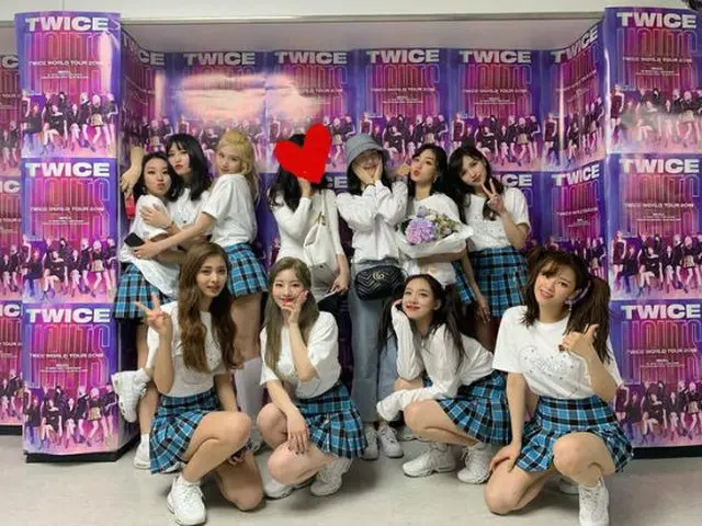 仲良く記念撮影をする「GFRIEND」イェリンと「TWICE」メンバーたち。（提供:OSEN）