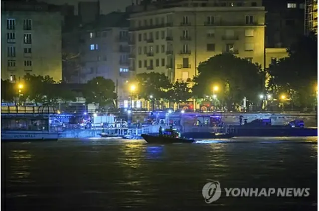 事故現場で救助船が行方不明者の捜索を行っている＝30日、ブダペスト（EPA＝聯合ニュース）