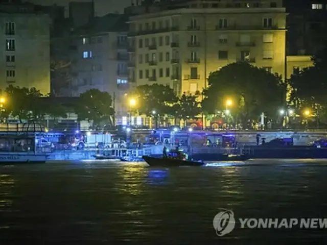 事故現場で救助船が行方不明者の捜索を行っている＝30日、ブダペスト（EPA＝聯合ニュース）