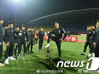 大韓サッカー協会、優勝トロフィー”踏みつけ”物議のサッカーU-18チームを直ぐに召喚