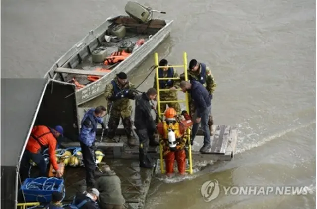 行方不明者の捜索の様子＝３０日、ブダペスト（ＥＰＡ＝聯合ニュース）