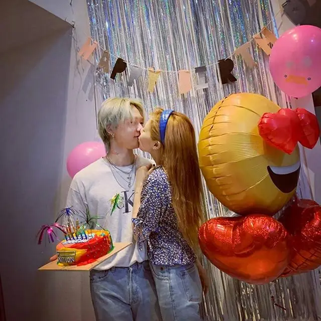 韓国歌手ヒョナが、交際中の歌手イドンの誕生日を祝う様子を公開した。（提供:OSEN）