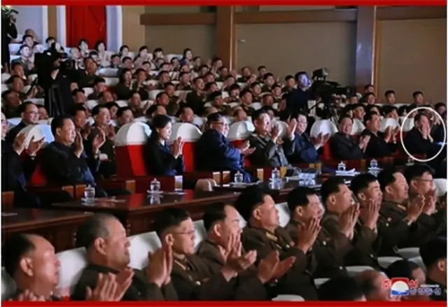 白い丸で囲った人物が金英哲氏。同氏から5人目が金正恩委員長＝3日、平壌（朝鮮中央通信＝聯合ニュース）