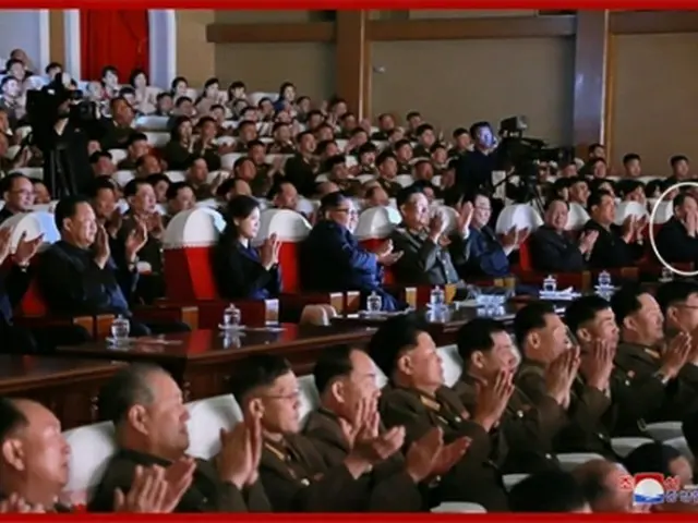 白い丸で囲った人物が金英哲氏。同氏から5人目が金正恩委員長＝3日、平壌（朝鮮中央通信＝聯合ニュース）