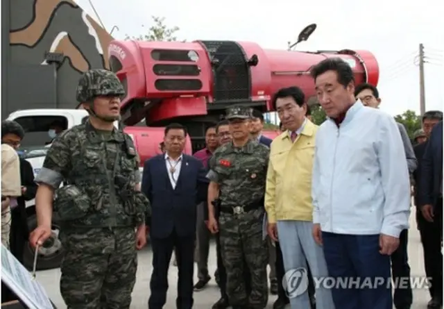 李首相（右端）は1日に江華郡の軍部隊を訪れ、アフリカ豚コレラの防疫状況を点検した＝（聯合ニュース）