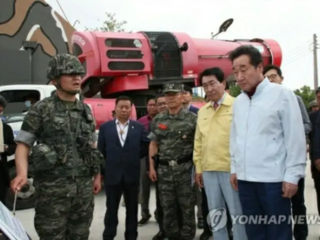 李首相（右端）は1日に江華郡の軍部隊を訪れ、アフリカ豚コレラの防疫状況を点検した＝（聯合ニュース）