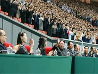 金正恩氏の妹与正氏、53日ぶりに公開活動＝正恩氏とマスゲーム観覧