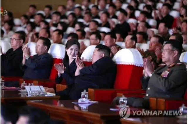 朝鮮中央テレビは3日、金正恩氏が前日行われた軍人家族の芸術コンクール入賞者による公演を鑑賞したと報じた。たばこを手に夫人の李雪主（リ・ソルジュ）氏に話かける金委員長＝3日、ソウル（朝鮮中央テレビ＝聯合ニ