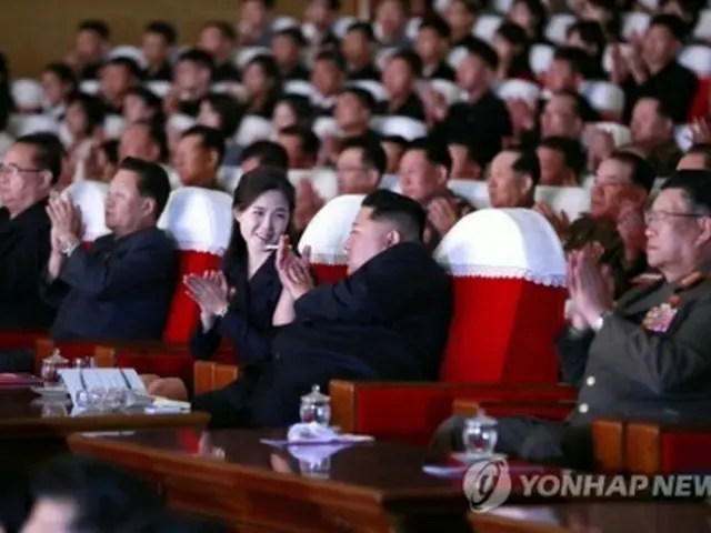 朝鮮中央テレビは3日、金正恩氏が前日行われた軍人家族の芸術コンクール入賞者による公演を鑑賞したと報じた。たばこを手に夫人の李雪主（リ・ソルジュ）氏に話かける金委員長＝3日、ソウル（朝鮮中央テレビ＝聯合ニ