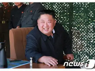 金正恩氏、軍公演で軍人家族と記念撮影＝3日連続で公開活動