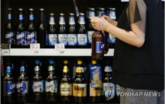 スーパーに並ぶビール＝（聯合ニュース）